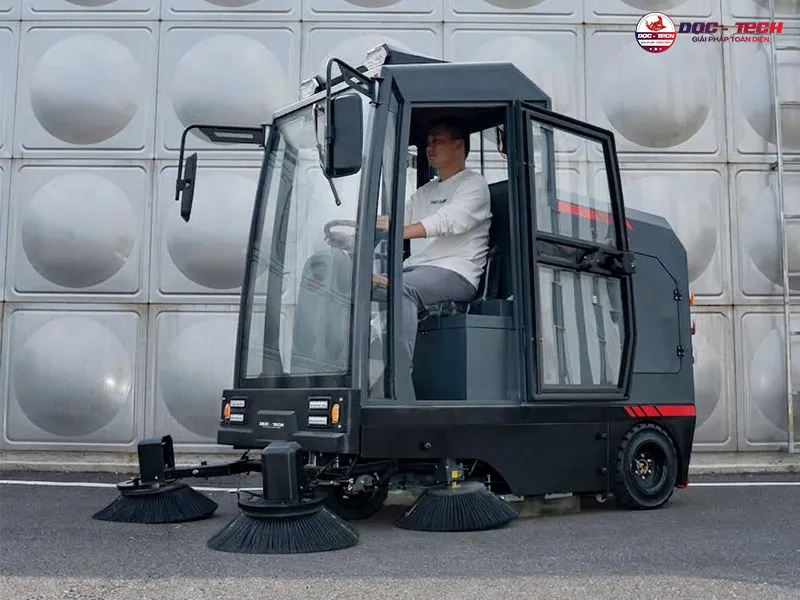 xe quét rác ngồi lái DQC Tech 11F tiện dụng