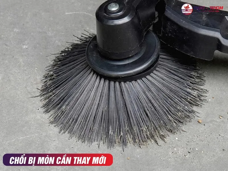 Thay chổi quét bên KMS S1 khi bị mòn Thay chổi quét bên KMS S1 khi bị mòn