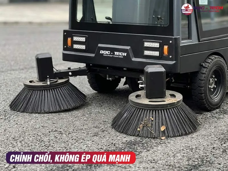 Chỉnh chổi xe quét rác công nghiệp DQC Tech 12F