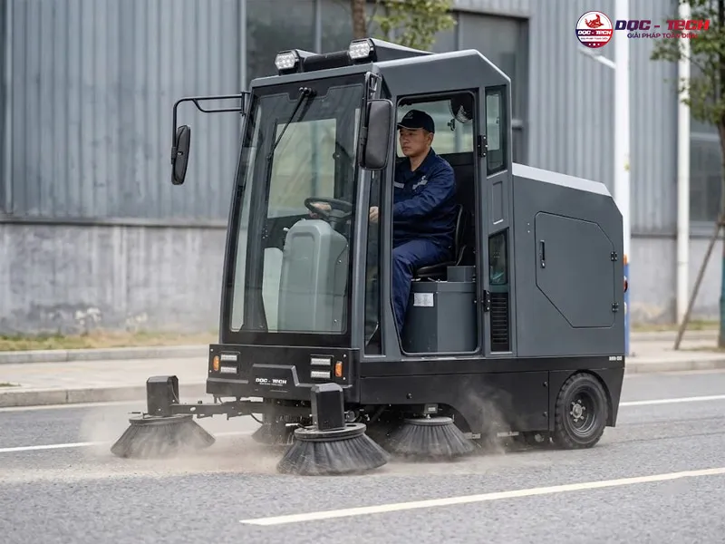Ngồi lái xe quét rác công nghiệp DQC Tech 12F