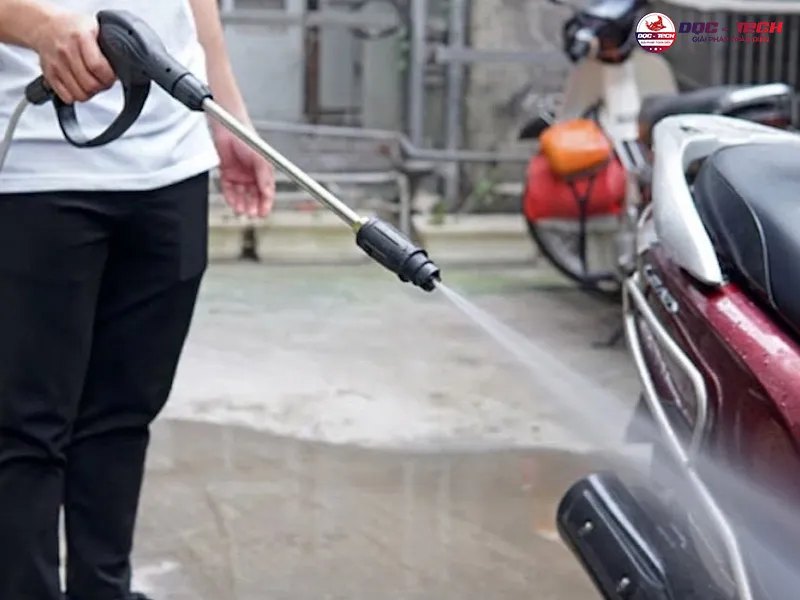 máy rửa xe Kumisai KMS-Q7 xịt mạnh mẽ