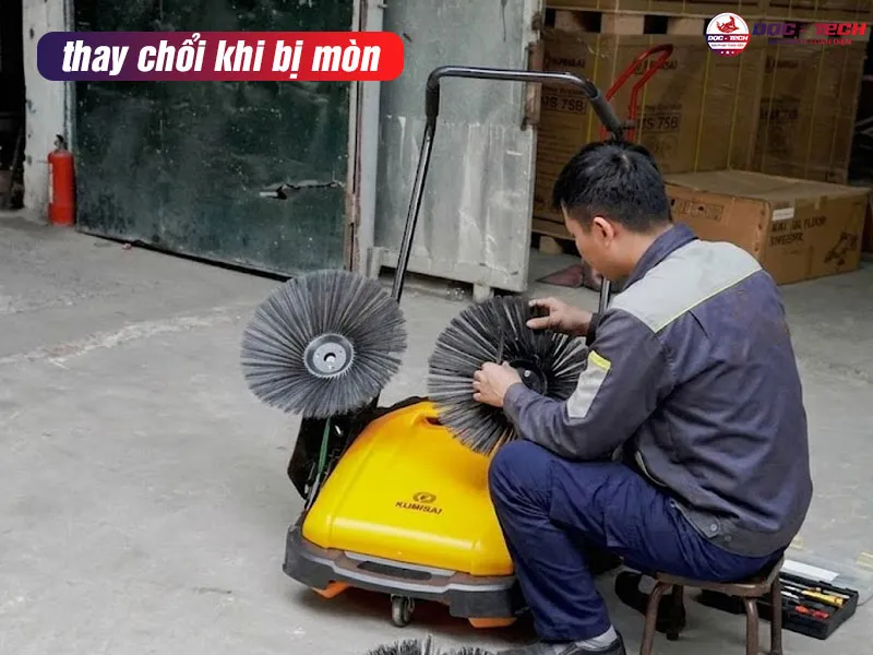 Bảo dưỡng xe quét rác đẩy tay mini Kumisai KMS S1