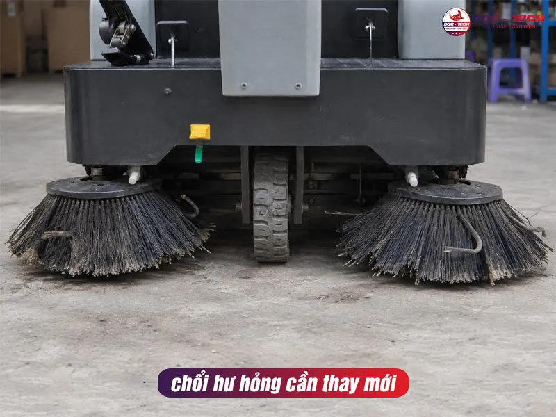 chổi bên xe quét rác ngồi lái Kumisai KMS 1350E mòn