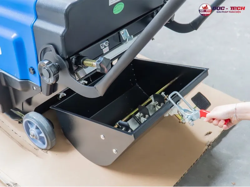 Thùng rác xe quét rác đẩy tay chạy ắc quy Kumisai KMS-690 Thùng rác xe quét rác đẩy tay chạy ắc quy Kumisai KMS-690