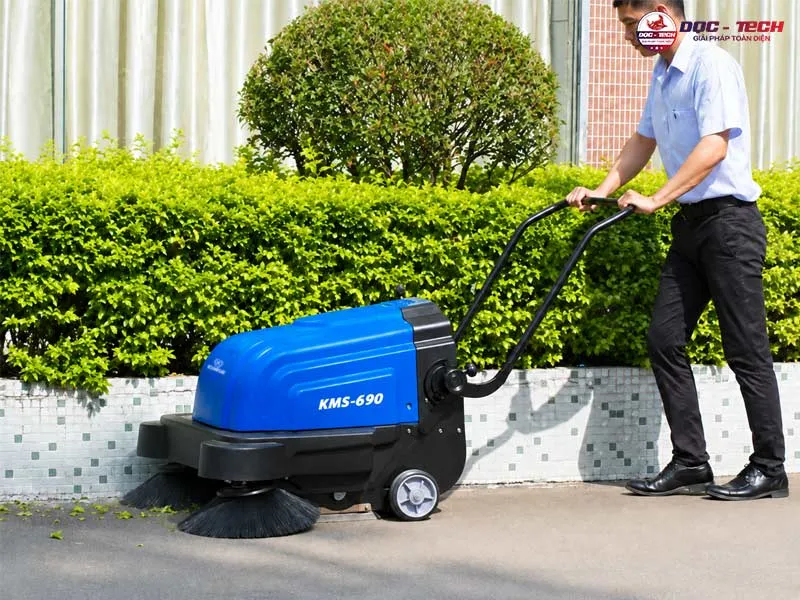 Ứng dụng xe quét rác đẩy tay chạy ắc quy Kumisai KMS-690 Ứng dụng xe quét rác đẩy tay chạy ắc quy Kumisai KMS-690