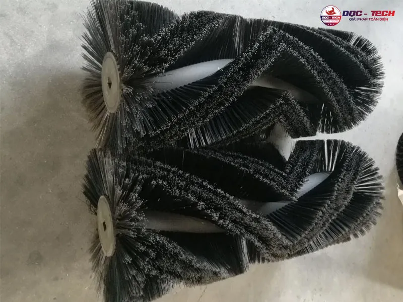 chổi chính xe quét rác ngồi lái Kumisai KMS 1350E dạng lô
