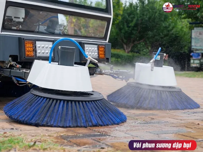 xe quét đường ngồi lái Kumisai KMS-2200 phun sương
