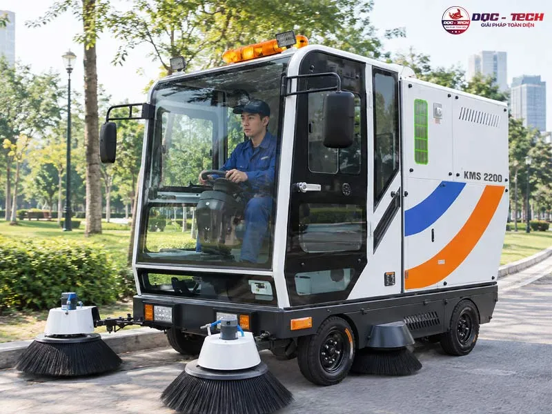 xe quét đường ngồi lái Kumisai KMS-2200 tiện dụng