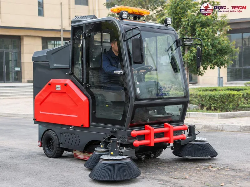 xe quét rác Kumisai KMS - S240 ngồi lái tiện dụng