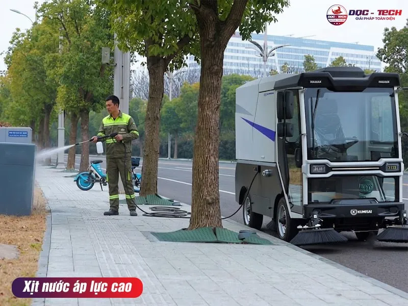 Xịt rửa bằng xe quét rác ngồi lái Kumisai KMS - 1000L Xịt rửa bằng xe quét rác ngồi lái Kumisai KMS - 1000L