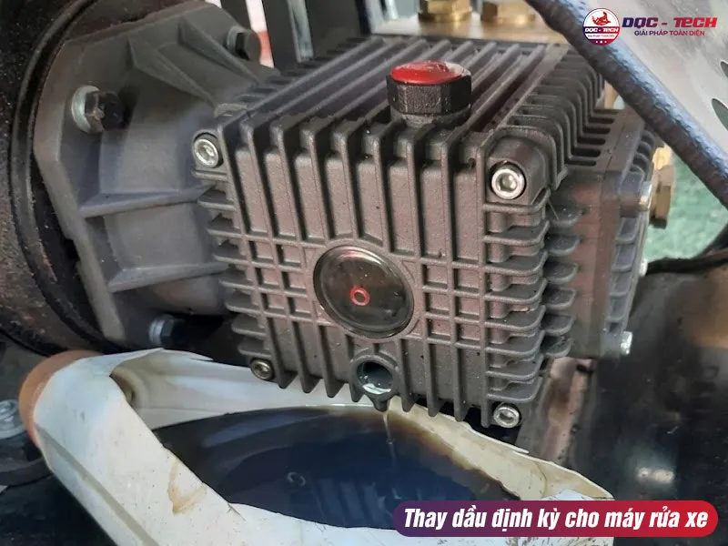 Thay dầu máy rửa xe Lutian 2200psi