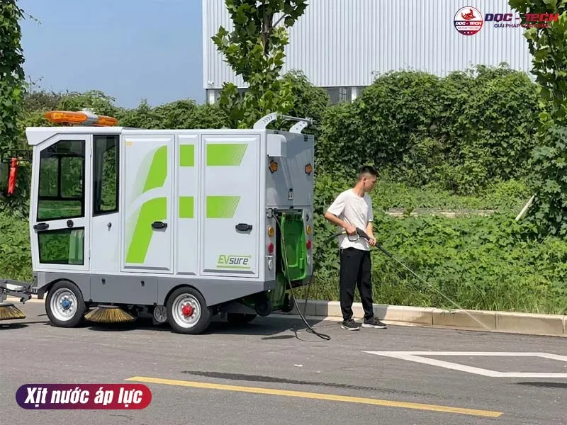 xe quét rác ngồi lái Kumisai KMS S18 phun áp lực