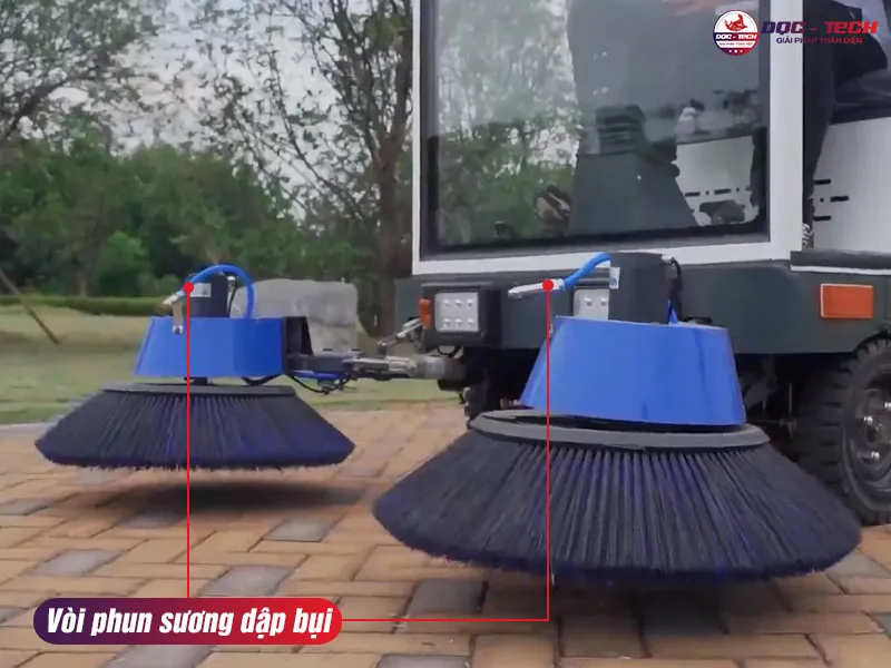xe quét rác mini ngồi lái Kumisai KMS-2000 phun sương