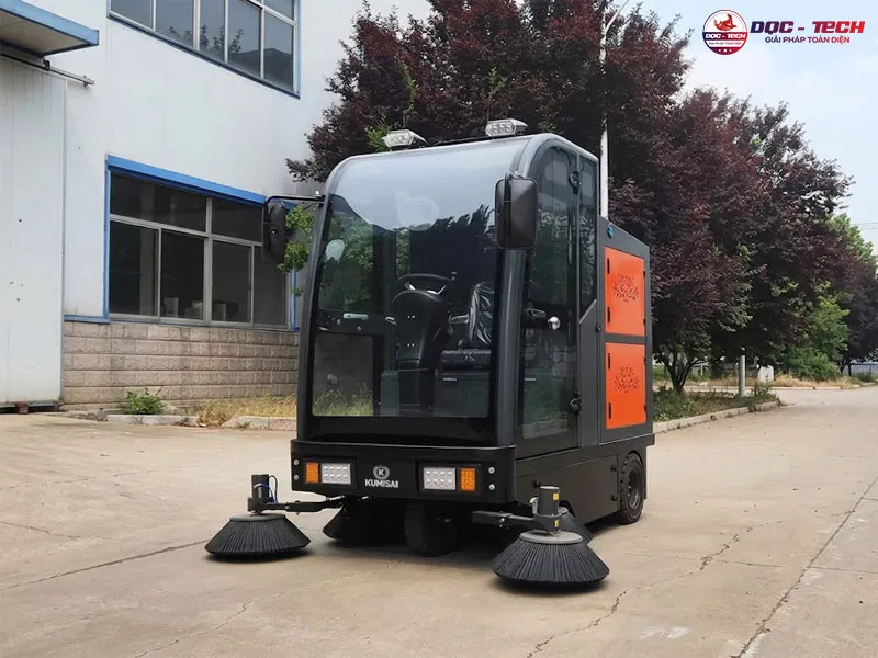 Chổi xe quét rác ngồi lái Kumisai KMS S13 - pin lithium