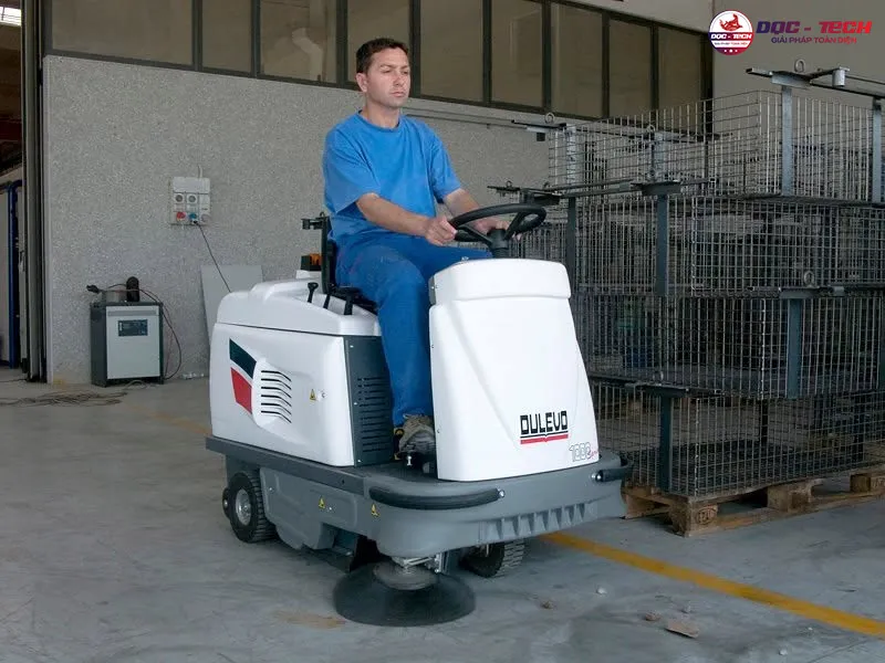 xe quét đường Dulevo ngồi lái không cabin