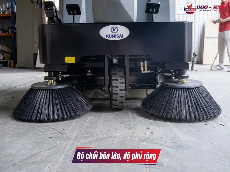 Chổi xe quét rác ngồi lái Kumisai KMS 1250E - pin litium