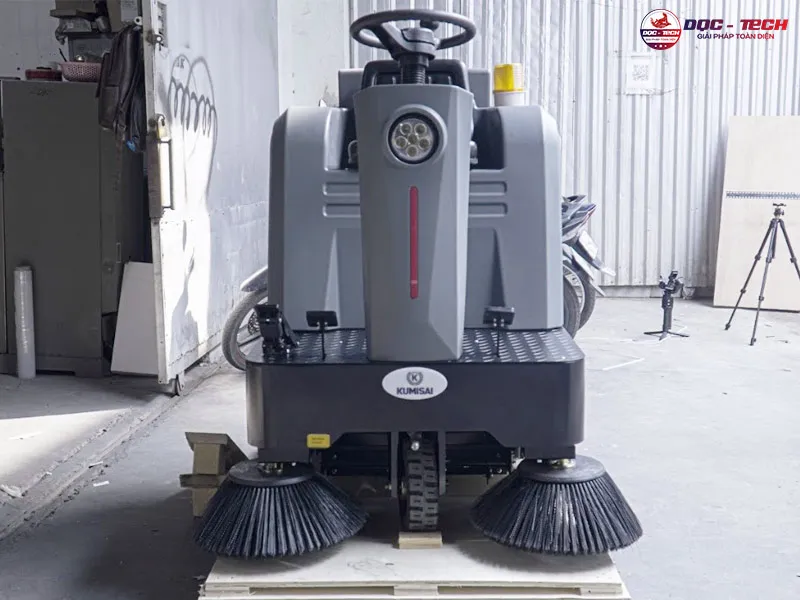 xe quét rác ngồi lái Kumisai KMS 1250E - pin litium