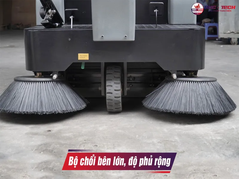 Chổi máy quét công nghiệp ngồi lái Kumisai KMS 1350E - pin lithium