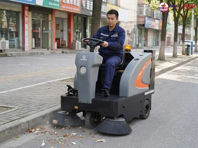 máy quét công nghiệp ngồi lái Kumisai KMS 1350E - pin lithium cơ động