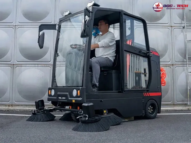 Máy quét rác sân trường ngồi lái DQC - Tech 10F 