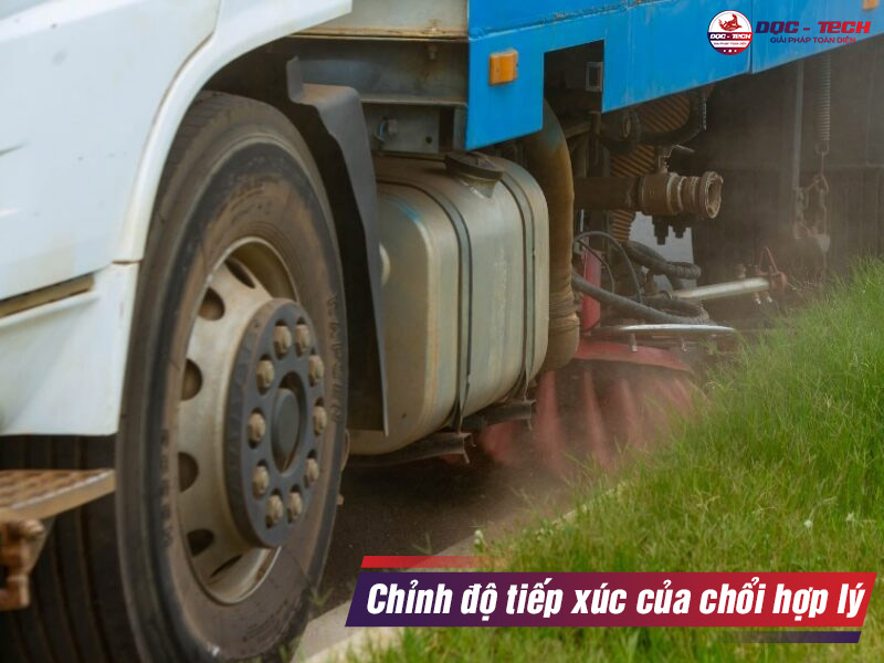 Chỉnh chổi xe quét rác Zoomlion 