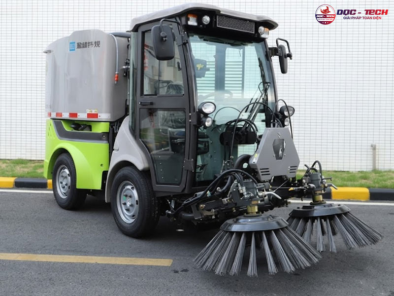 Chỉnh chổi xe quét đường đô thị Zoomlion