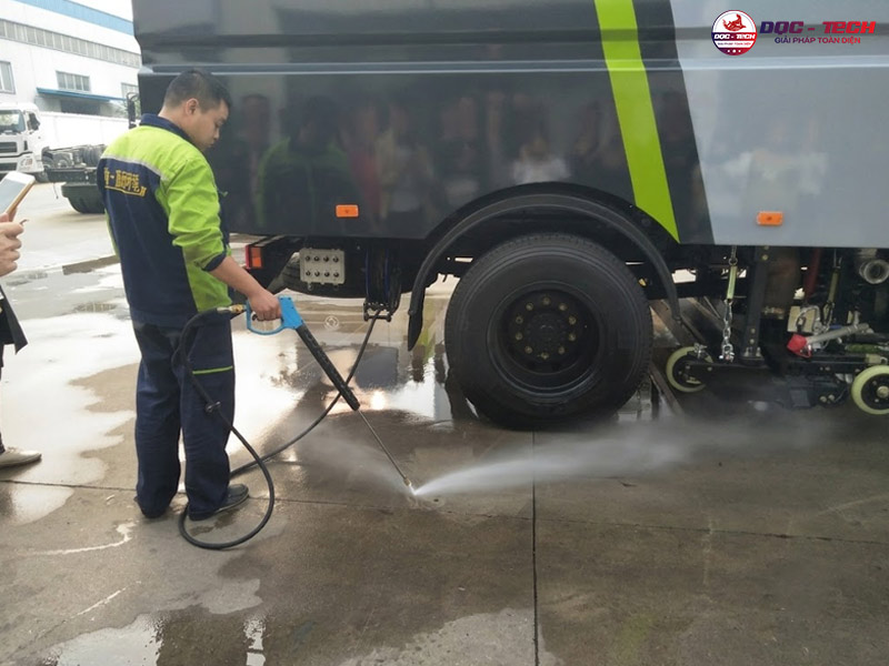xe quét đường đô thị Zoomlion có xịt nước
