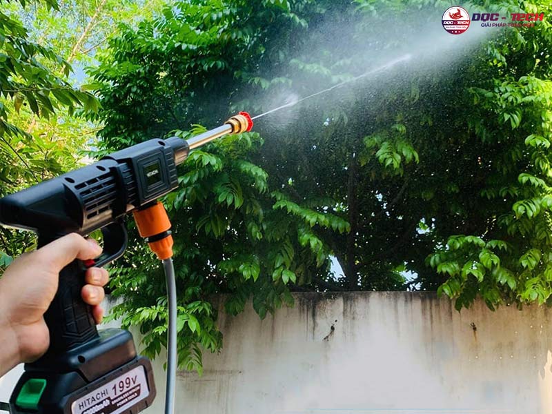 máy rửa xe tưới cây Hitachi