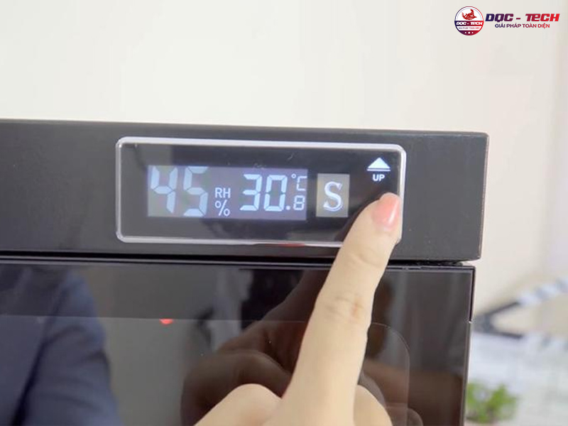 Chỉnh ẩm bằng màn hình tủ chống ẩm