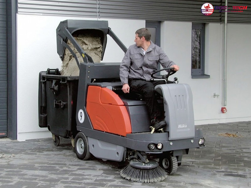 xe quét rác Hako đổ rác