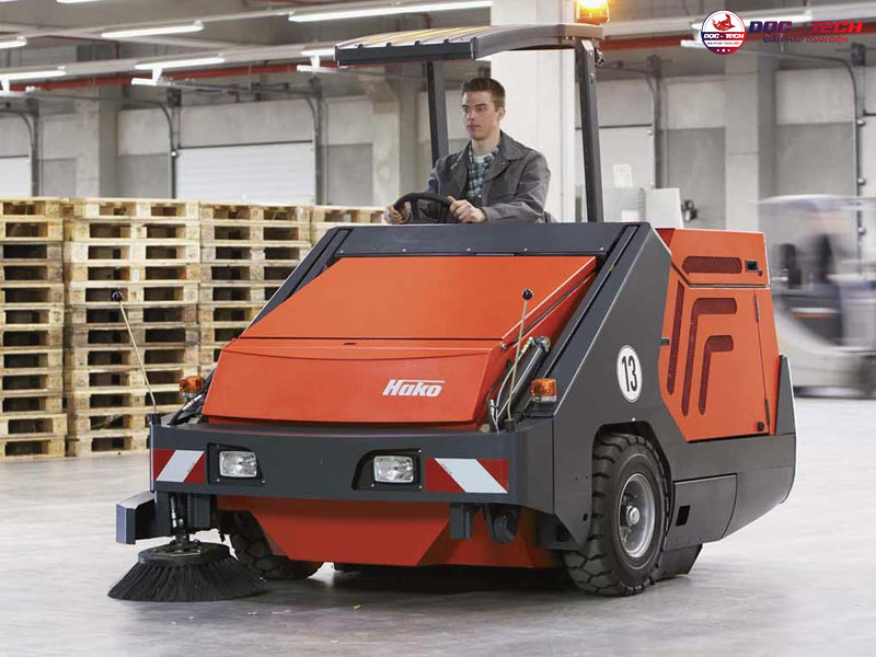 Xe quét đường Hako ngồi lái
