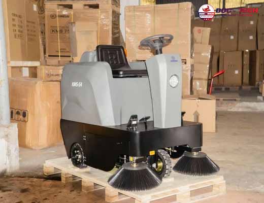 Xe quét đường ngồi lái Kumisai KMS S4 - 3