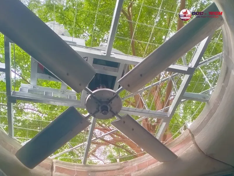 Vị trí quạt và motor trên tháp hạ nhiệt Kumisai KMS 150RT