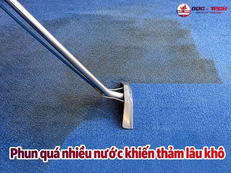 Phun quá nhiều nước khiến thảm sũng nước và lâu khô