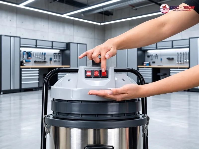 Bật công tắc khởi động máy hút bụi nhà xưởng DQC Tech 803H