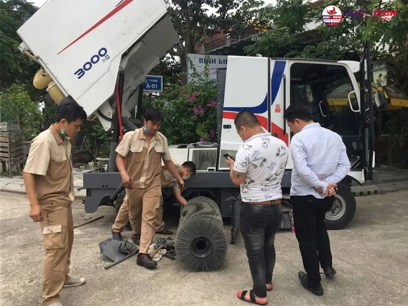 Thay chổi xe quét đường Thay chổi xe quét đường