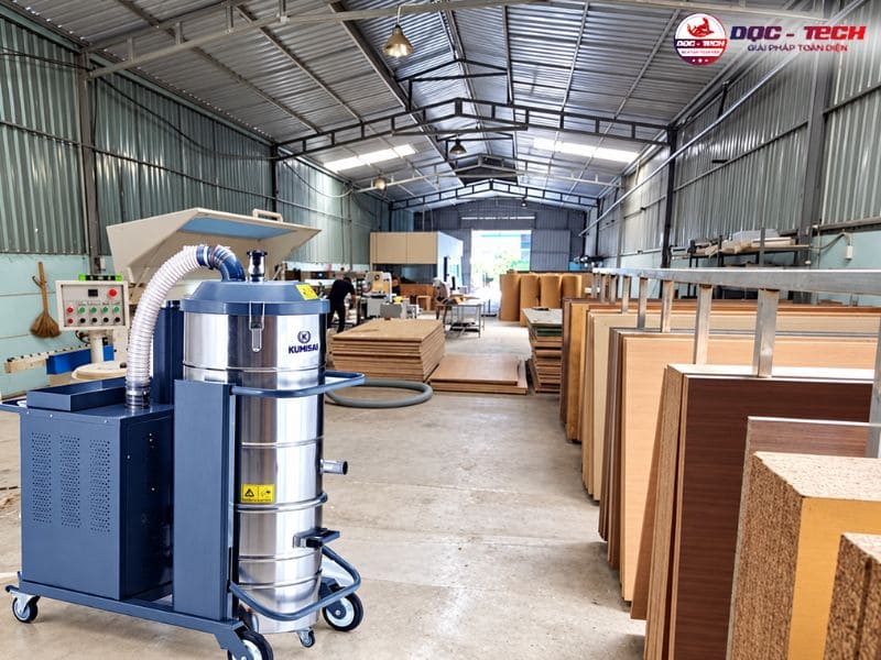 Máy hút bụi Kumisai KMS 75VZ ứng dụng tại nhà xưởng, siêu thị
