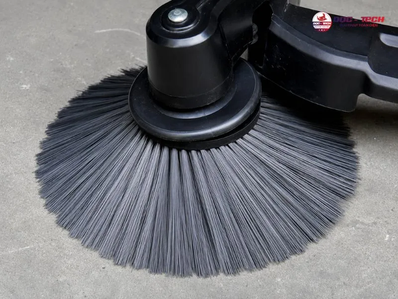 vệ sinh chổi bên xe quét rác ngồi lái Kumisai KMS 1800E sau mỗi ca làm việc
