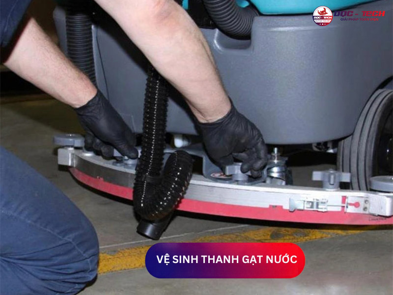 Vệ sinh máy chà sàn: thanh gạt nước