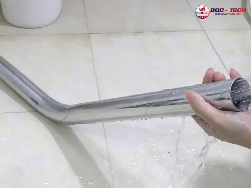 ve-sinh-may-hut-bui-nha-xuong.jpg Vệ sinh đầu hút của máy hút bụi công nghiệp công suất lớn