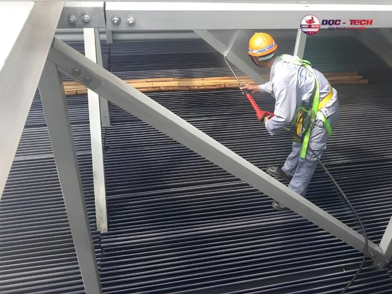 Vệ sinh tháp Kumisai KMS 225RT định kỳ để nâng cao hiệu suất lẫn tuổi thọ