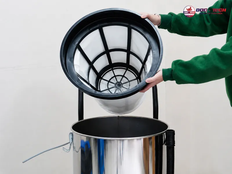 vệ sinh túi lọc sau khi sử dụng thiết bị hút bụi Kumisai KMS803J