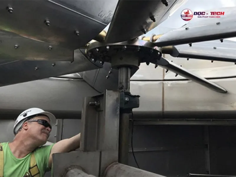 Vệ sinh và check kỹ cánh quạt tháp tản nhiệt