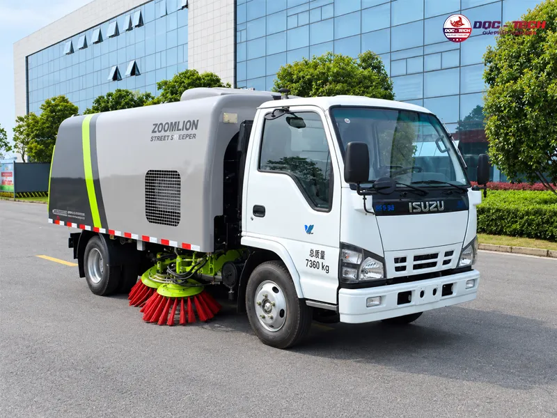 xe quét đường isuzu giúp gom mọi vết bẩn trên đường