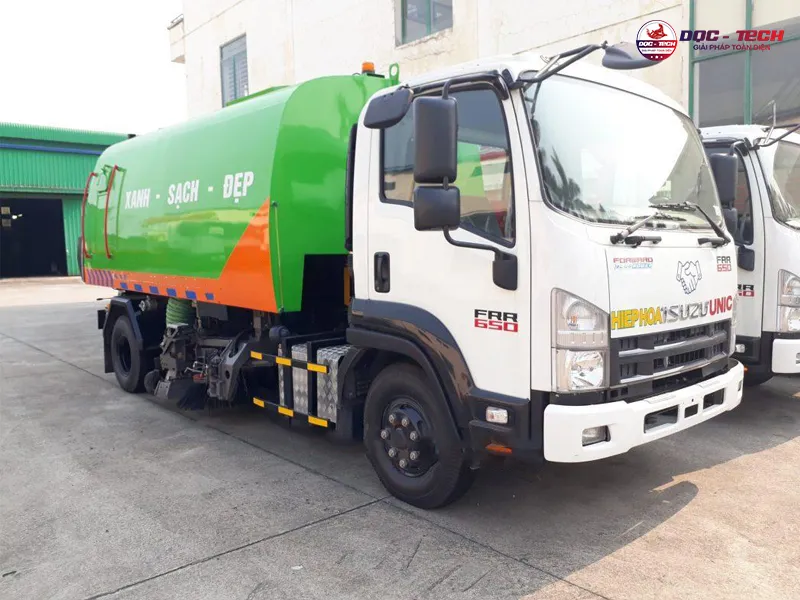 Xe quét hút bụi Isuzu 4.5 khối Euro 4 giúp thu gom rác nhanh