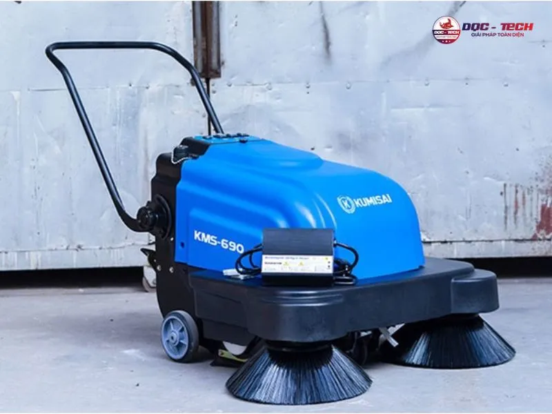 xe-quet-rac-day-tay-dung-dien-thuan-tien.jpg xe quét rác đẩy tay dùng điện dễ dàng khi thu gom rác