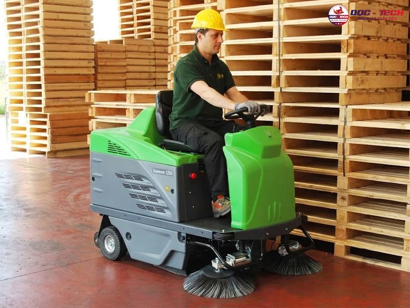 xe quét rác IPC ngồi lái