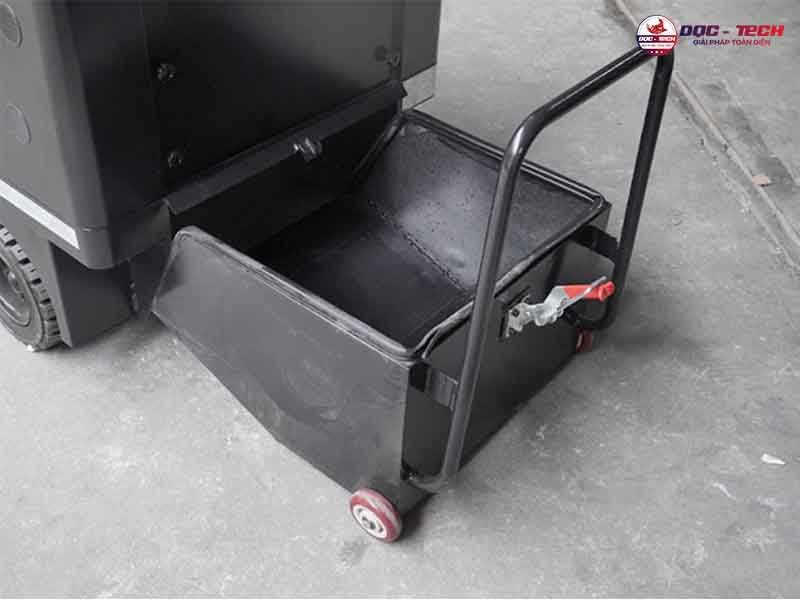 xe quét rác Kumisai KMS-1350E với thùng chứa 120l