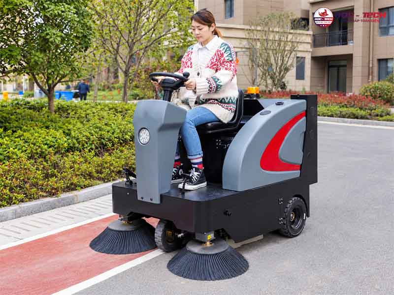 Xe quét rác mini ngồi lái Kumisai KMS-1350E dễ dàng điều khiển