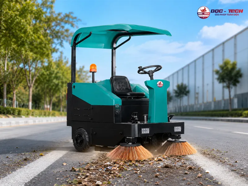Xe quét rác ngồi lái DQC Tech 135 với hiệu suất làm sạch vượt trội